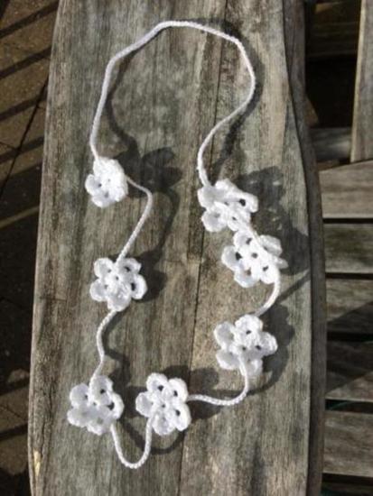 Gehaakte ketting bloemetjes wit