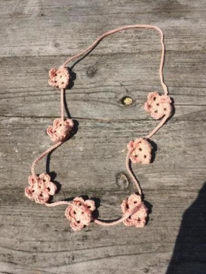Gehaakte ketting bloemetjes poeder roze