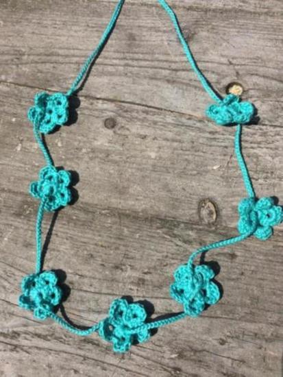 Gehaakte kettingen bloemetjes piscine blauw