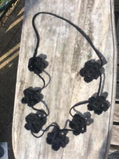 Gehaakte ketting bloemetjes zwart