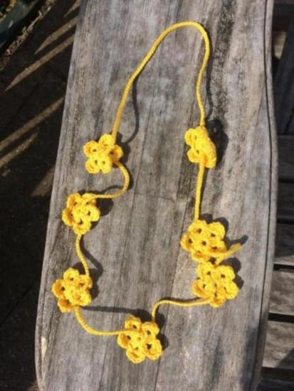 Gehaakte ketting bloemetjes zon geel