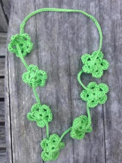 Gehaakte ketting bloemetjes pomme appelgroen