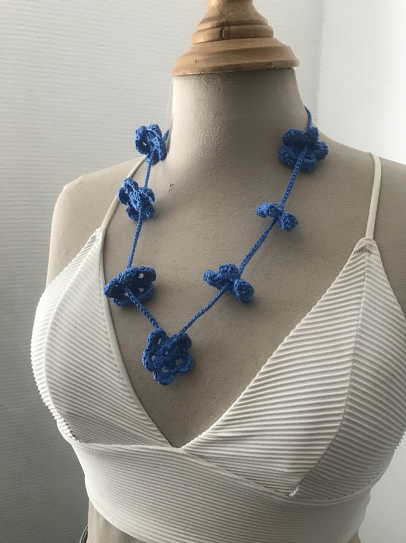 Gehaakte ketting bloemetjes Outremer blauw