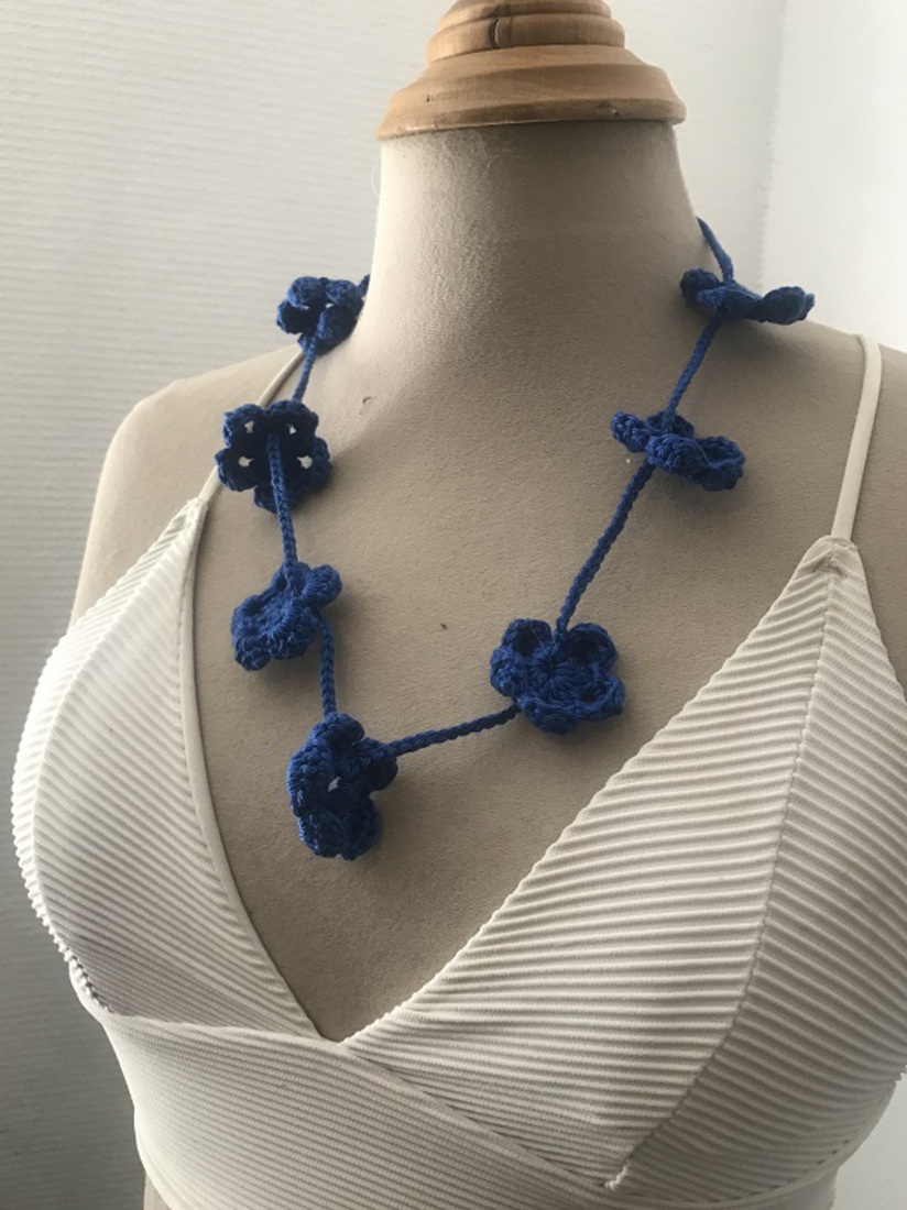 Gehaakte ketting bloemetjes Kobalt