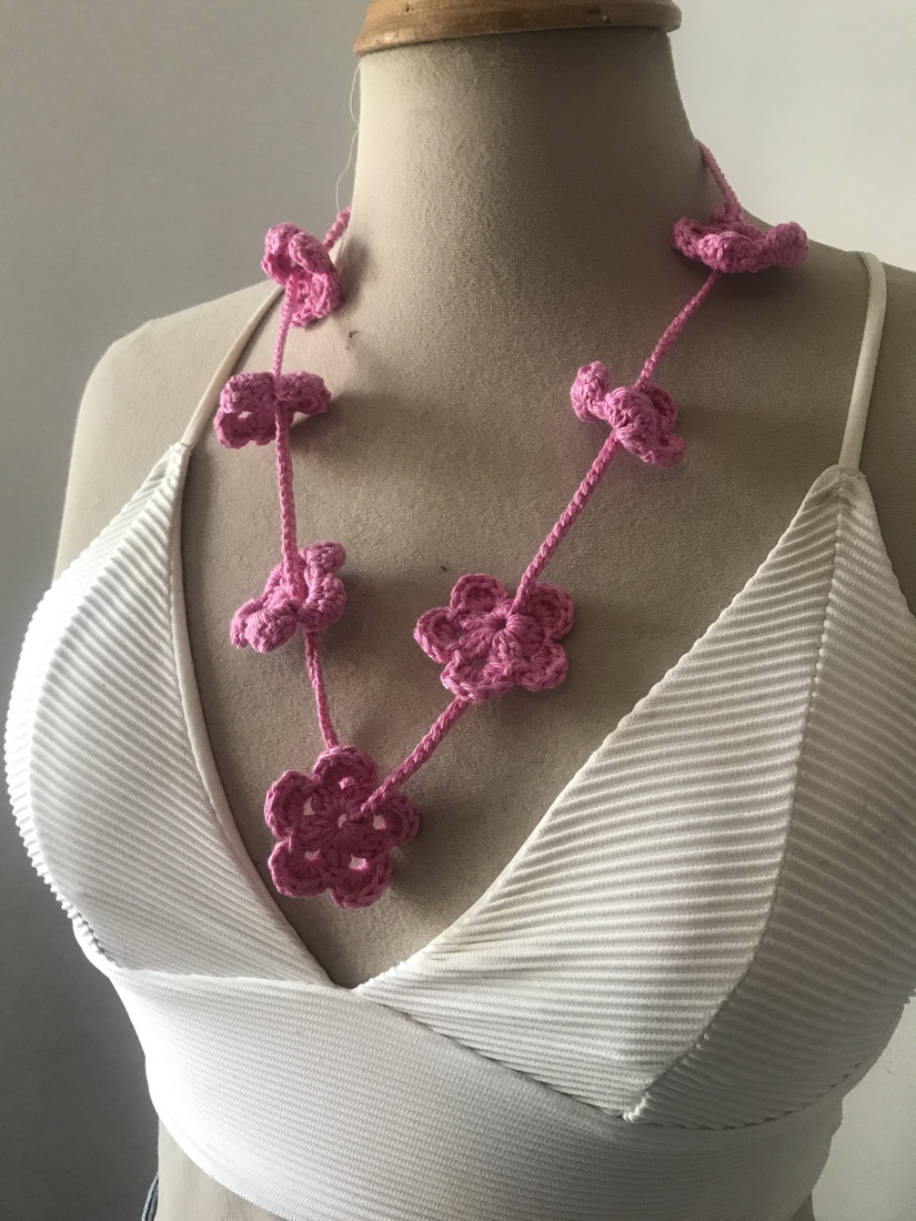 Gehaakte ketting bloemetjes Roze
