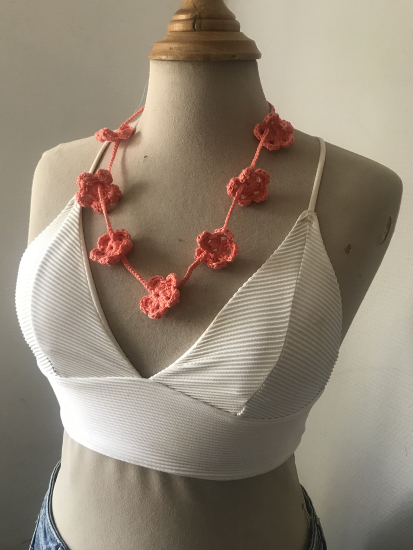 Ketting gehaakt bloemetjes Corail