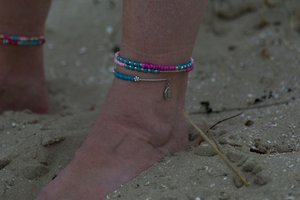 Het zijn geen echte sandalen, het zijn eigenlijk helemaal geen sandalen. Het is meer een juweel/versiering voor de voeten en ze zijn perfect voor een strand of tuinhuwelijk. Of wat denk je er van om ze tijdens je huwelijksreis of een strandvakantie te dragen.
Klik op de fotootjes voor een vergroting!
De prijs van onderstaande barefootsandals is inclusief verzendkosten.