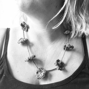 Gehaakte kettingen met bloemetjes in één kleur.
Een ketting die ook te dragen is als haarband en wikkelarmband. De prijs voor onderstaande kettingen is inclusief verzendkosten.