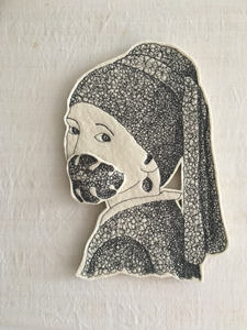 Vrouwen in de kunst tijdens de Coronacrisis:
Tijdens de coronapandemie heb ik vrouwen uit de kunstgeschiedenis neergezet met een mondkapje. De musea en galeries waren gesloten waardoor we hier niet naartoe konden gaan. Ik heb vrouwen uit de kunstgeschiedenis genomen omdat zij monddood waren en ongeschikt aan de man. Het mondkapje symboliseert zowel de coronapandemie als het monddood zijn.