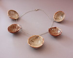 Juwelen in keramiek /glas of in combinatie met andere materialen.