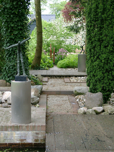 Vooral de bronzen beelden lenen zich om in een tuin of openbare ruimte te worden geplaatst.
Jaartallen en afmetingen zijn bij benadering.