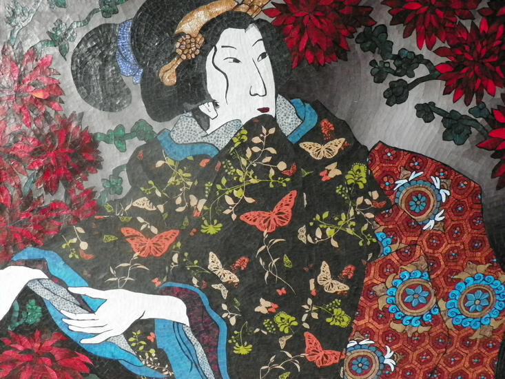 Geisha verschuilt bij rode bloemen