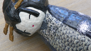 Gebaseerd op traditionele Japanse houten poppen. Vervaardigd uit recyclage materiaal en papier-maché en bezet met papiermozaiëk. Shimai is de Japanse term voor 'zus' Elke pop heeft een Japanse naam en een identiteitskaart