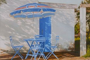 Blauwe stoelen met tafel en parasol Blauwe stoelen met tafel en parasol