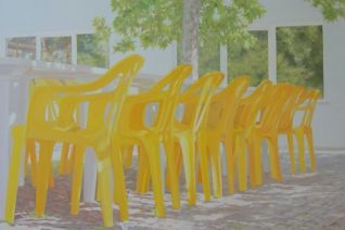 Terras met gele stoelen Terras met gele stoelen