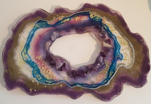 Geode paars met amethist edelstenen Geode paars met amethist edelstenen