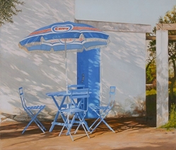 Blauwe stoelen met tafel en parasol Blauwe stoelen met tafel en parasol