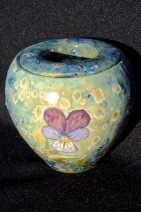 Kleine urn met viooltje Kleine urn met viooltje