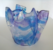 Ronde plooivaas van blauw en helder glas Ronde plooivaas van blauw en helder glas