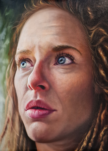 Deze serie zelfportretten onderzoekt identiteit en confronteert ons met de vraag wat we wel of niet laten zien. Waar selfies vaak geïdealiseerd zijn, tonen deze portretten juist imperfecties, emoties en donkere kanten, versterkt door het spel van licht en schaduw. Met een klassieke schildertechniek verwijst de kunstenaar naar een tijd waarin portretten de eerste ‘selfies’ waren, en nodigt ons uit tot een eerlijke blik op onszelf.