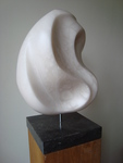 De vormgeving van mijn beelden laveert tussen scherp en rond, hol en bol, strak en soepel, abstract en figuratief, waarbij een sterk lijnenspel het beeld karakter geeft. Ik werk in speksteen, albast, serpentijn en marmer.
