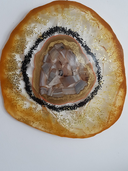 geode lichtbruin met plakjes edelsteen