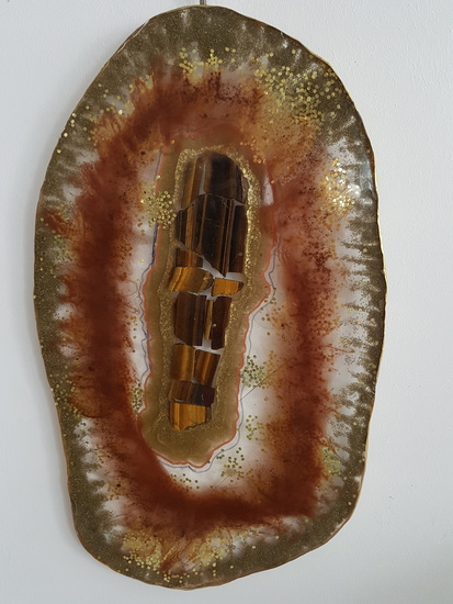 geode bruin met plakjes edelsteen tijgeroog