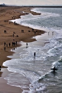 Scheveningen strand van af de pier, uitzicht richting het havenhoofd.