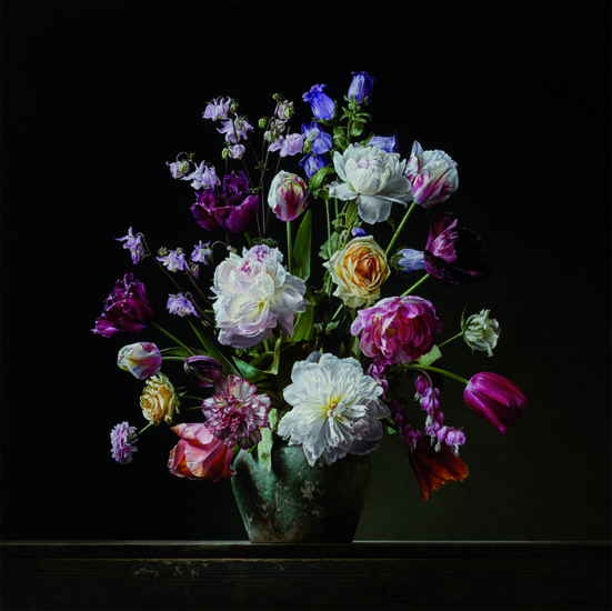 Bloemstilleven met pioenrozen en tulpen