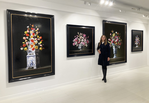 In 2016 kwam Henriëtte op het idee voor een serie Meesterwerken: 5 grote schilderijen met vazen van Royal Delft en verschillende bloemen. Ook al is het schilderen van de uitbundige bloemcomposities een uitdaging, het schilderen van de Delfts blauwe vazen zelf vraagt om extra vakkennis en grote schilderkunst. Met deze “Collection” hebben ze echt de grenzen verlegd op allerlei manieren, zoals: geduld, doorzettingsvermogen, vaardigheid en lef.