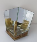 Ik gebruik vaak spiegels om een abstract object meerwaarde te geven. Vaak zijn de lichteffecten heel bijzonder.