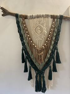 Handgemaakte Macramé (kracht) voorwerpen. Soms op een met de hand geselecteerde stuk hout.