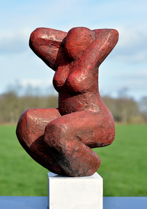 Sinds enkele jaren werk ik steeds meer met kunsthars. Een materiaal wat zeer geschikt is voor beelden en bovendien weer en vorstbestendig is. Een deel, met name de kleinere beelden , wordt in serie gegoten. De grotere beelden zijn veelal unica.