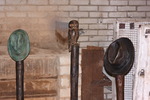 Bronzen weipalen met een object er op.