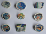 Abstracte werkjes in porselein om op te spelden; op uzelf of aan de muur.