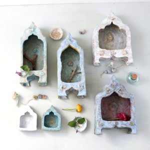 Handgemaakte altaarkastjes/pronkkastjes van papier mache.