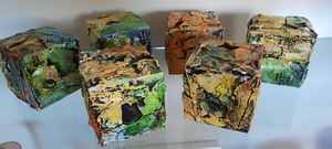 Kunst kubusjes 8 x 8 x 8 cm 
Om neer te zetten of op te hangen.
Mixed media op doek