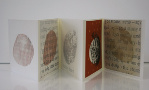 Kunstenaarsboek b.v. leporello, ofwel harmonicaboek. Eigenlijk ruimtelijke grafiek. Het boek als kunstwerk, los van zijn oorspronkelijke functie. Op veel manieren neer te zetten en te draaien. Gecombineerde druktechnieken, met ruimte voor experiment.