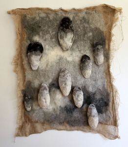 Objecten en wandkleden van wol en textiel. Groei, 'organische' structuren en vormen.