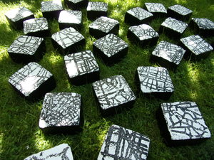 de serie bestaat uit stenen die bedrukt zijn met details van plattegronden van steden waar ik in de loop der tijd ben geweest en is voortgekomen uit de serie 'been there, seen that' 'stepping stones' (2015-2018) deprondruk op steen 27 stenen van 9,5cmx9,5cm