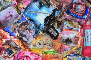 Allerlei tastbare herinneringen van uw overleden dierbare worden in een schilderij verwerkt, bijvoorbeeld as, stukjes kleding, vingerafdrukken, briefjes of bonnetjes, stukjes van een horlogebandje of sieraden, fotootjes, tekst, geluksmuntjes, stukjes van pasjes en tasjes, kraaltjes, steentjes, enz. Na uitgebreid overleg met u over uw wensen en voorkeuren maak ik een heel persoonlijk troostschilderij.