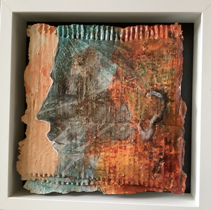 Een karton in een vorm maakt van een gewoon rechthoekig schilderij een grillige vorm. Deze vorm wordt verhoogd ingelijst.