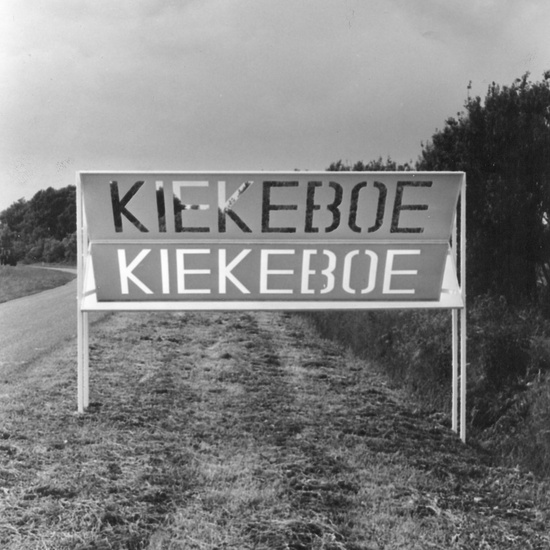 'Kiekeboe' ( peekaboo), image and mirror