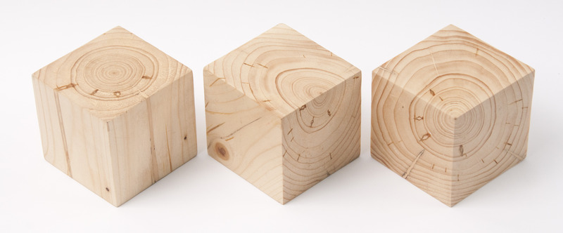 Drie evengrote kubussen van hout, verschillend gezaagd