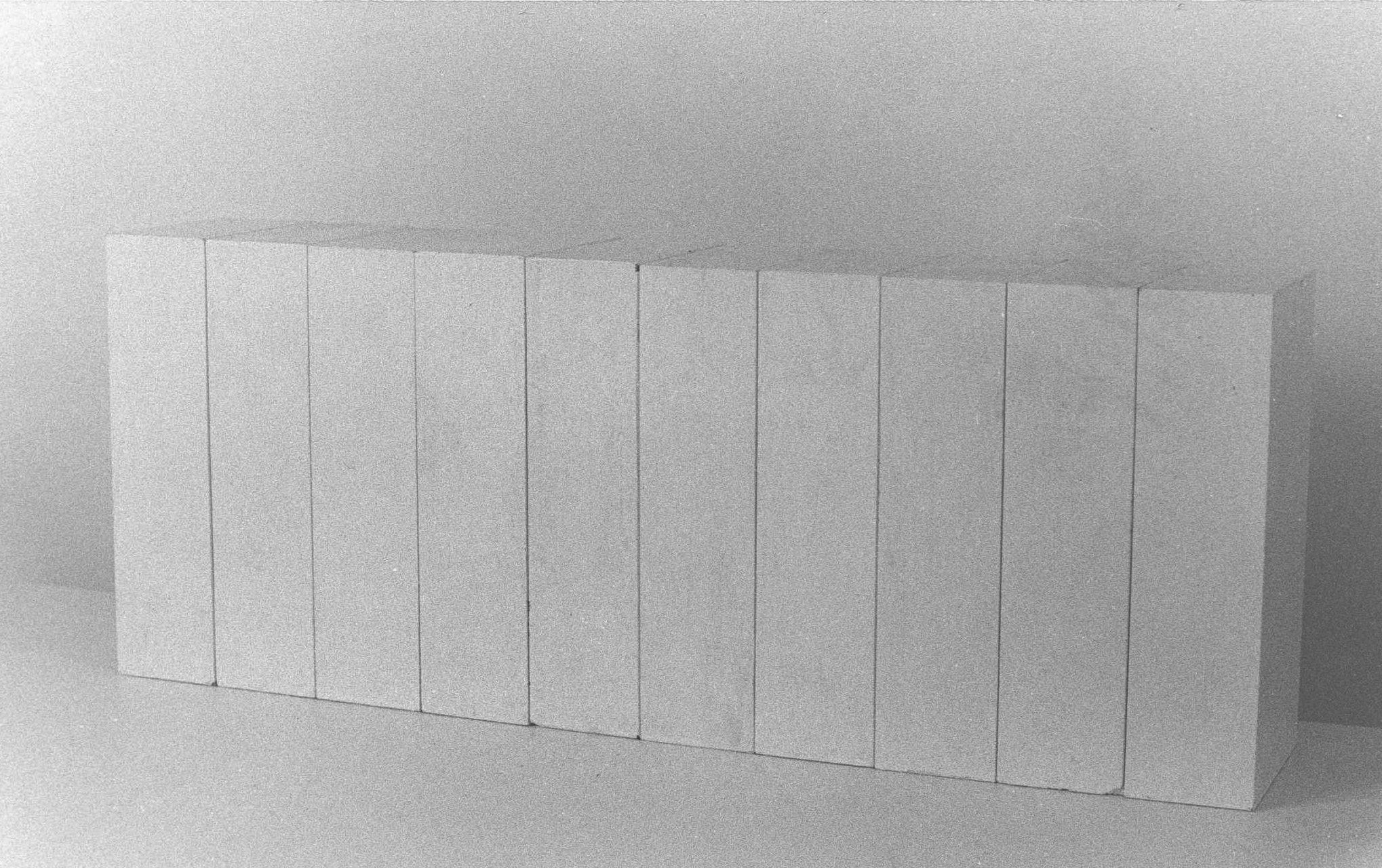 Tien massieve blokken wit geverfd van wit marmer, zwart graniet, koper, zink, aluminium, tin, lood, hout (merbau), vurenhout en staal
