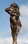 Mensfiguren die de kostbare waardes van thema's als geborgenheid, verbondenheid en liefde weergeven.