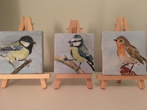 Schilderijtjes van 6x6 cm, op een klein schildersezeltje, een minikunstwerkje.