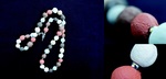 Sieraden gemaakt van keramiek in combinatie met halfedelstenen en spacers. De halsketting is gemaakt van zes verschillende soorten klei. De kralen zijn niet voorzien van een glazuurlaag. De poreuze kraal neemt bij het dragen de geur aan van de huid en parfum. Door het dragen worden de kralen donkerder en krijgen ze een lichte glans.