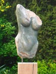 Veel van mijn figuratieve beelden zijn vrouwentorso's. Vaak zie ik in de ruwe steen een vrouwentorso die gemaakt wil worden. De man/vrouw combinatie vind ik leuk om te maken
