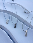 Sieraden hand gemaakt, uitgevoerd in zilver of brons.
